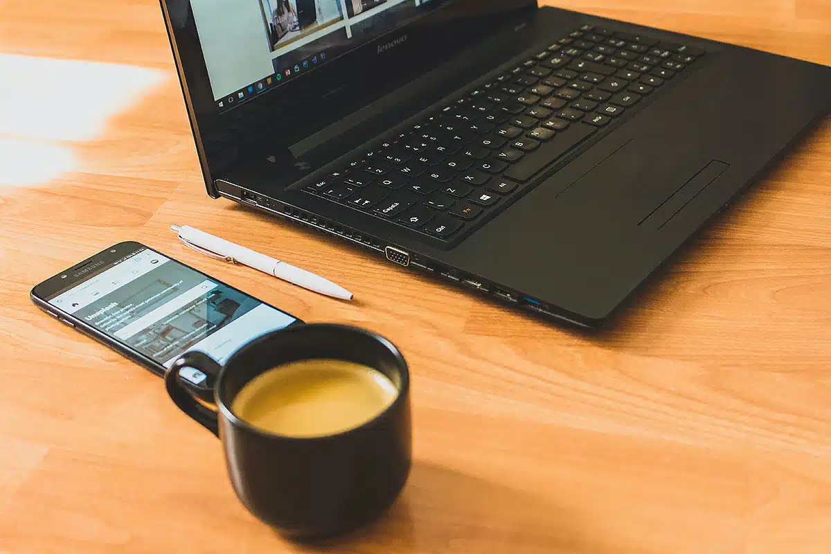 un café et un smartphone près d'un PC