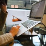 une personne utilisant un générateur de résumé sur son PC