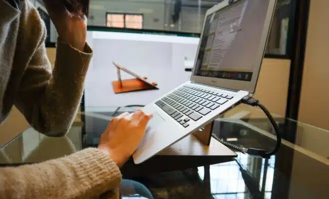 une personne utilisant un générateur de résumé sur son PC