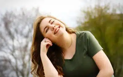 Une femme au T shirt vert souriante