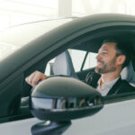 un homme au volant d'une voiture