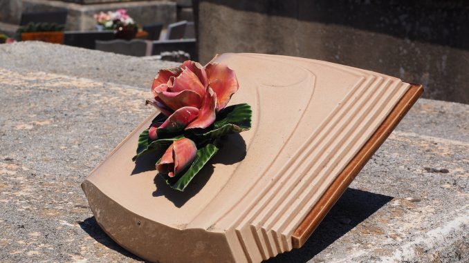 La plaque funéraire, quelle est son importance