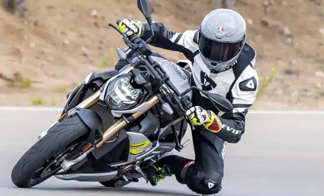 Rétro et sécuritaire : le top des casques intégraux vintage pour motards passionnés