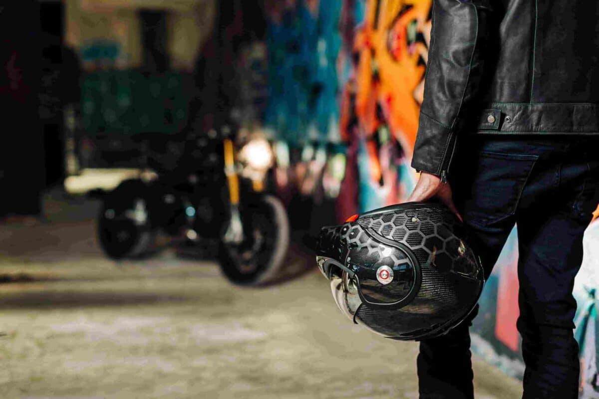 Rétro et sécuritaire : le top des casques intégraux vintage pour motards passionnés