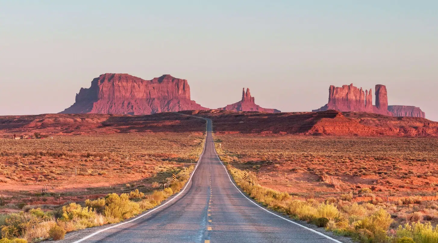 Route au milieu du désert USA