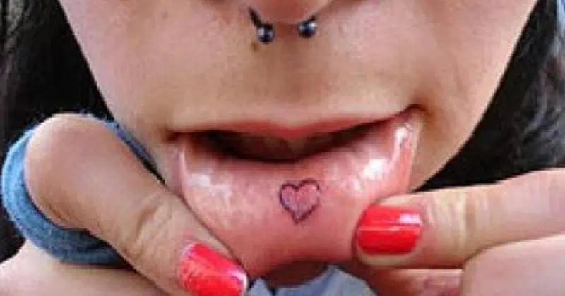 Tout sur le tatouage de lèvres intérieures de la bouche