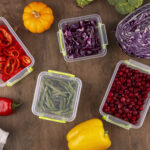 légumes dans des boîtes hermétiques