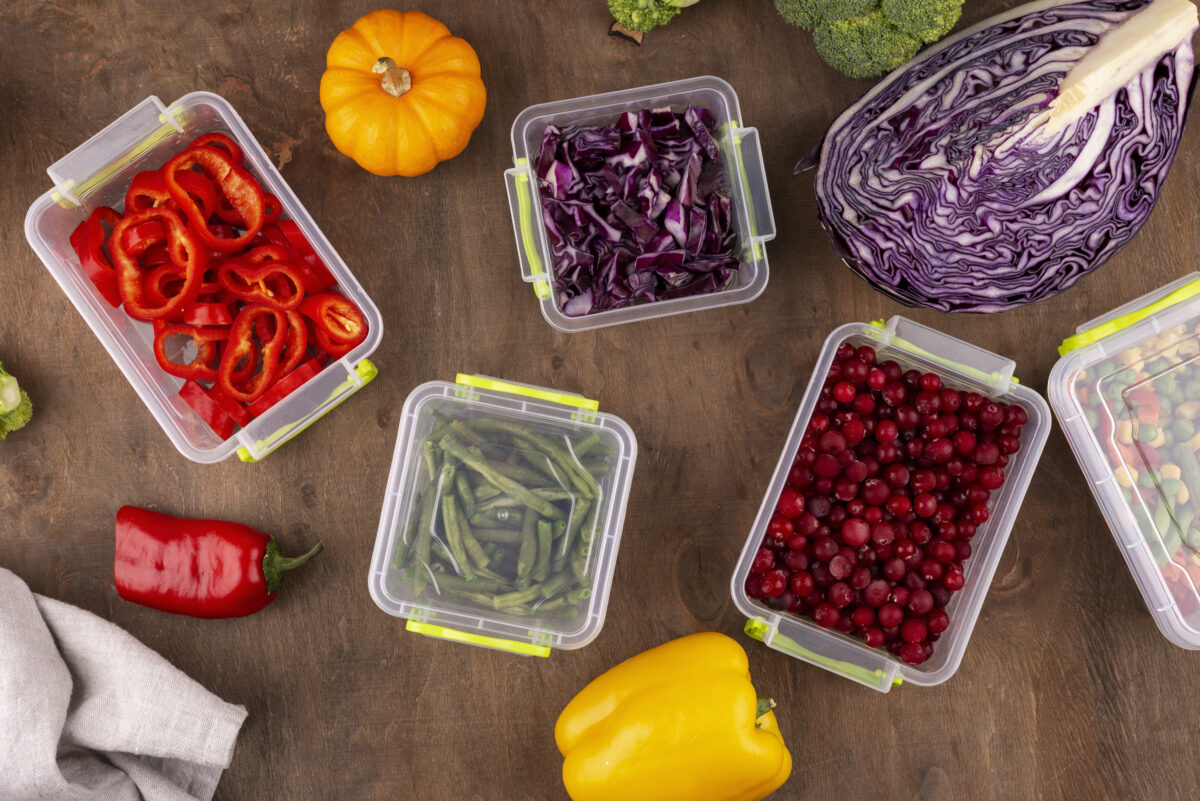 légumes dans des boîtes hermétiques