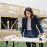 Architecte femme examinant des plans sur un chantier moderne