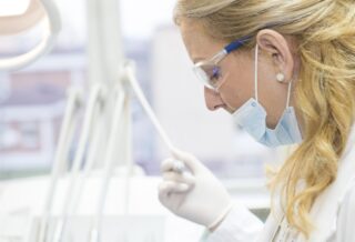 une dentiste