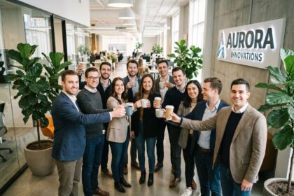 Groupe de professionnels souriants en office moderne pour ouverture
