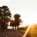 une voiture sous un soleil d'été