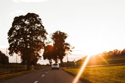 une voiture sous un soleil d'été