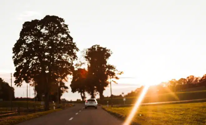 une voiture sous un soleil d'été