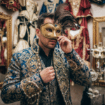 Homme en costume de carnaval venetien en boutique