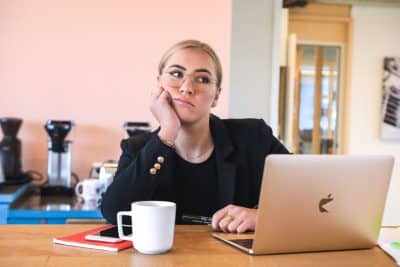 jeune diplômée qui recherche un travail