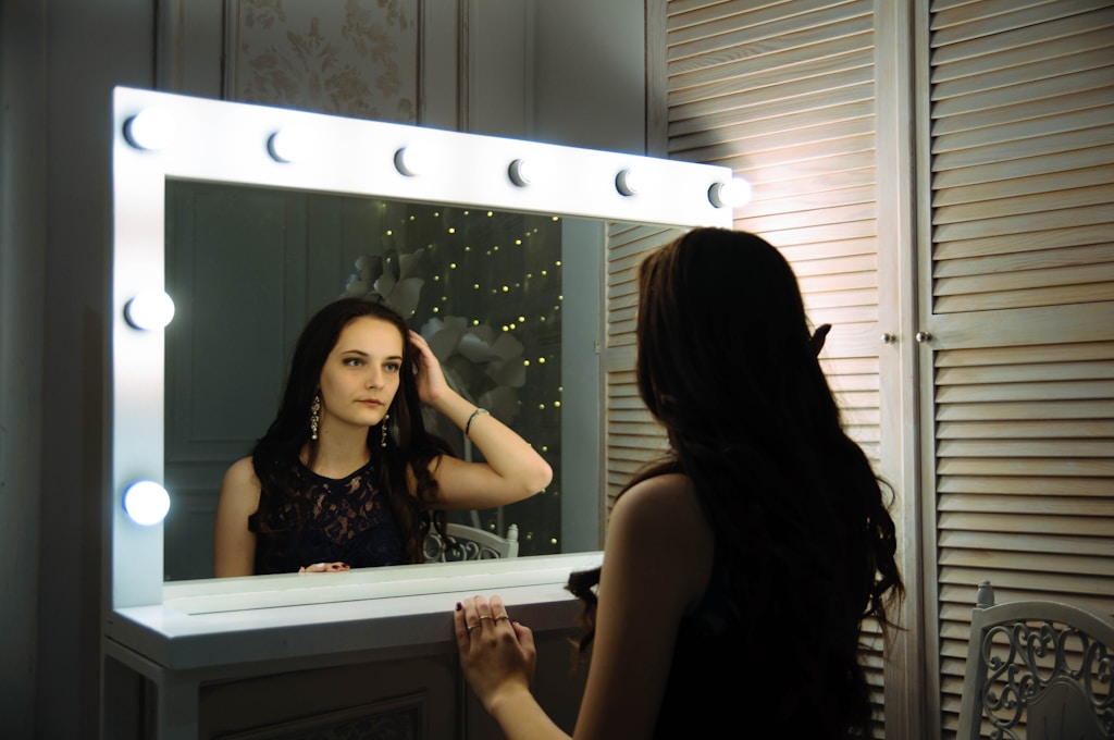 une femme se regardant dans le miroir