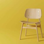 chaise scandinave sur fond jaune