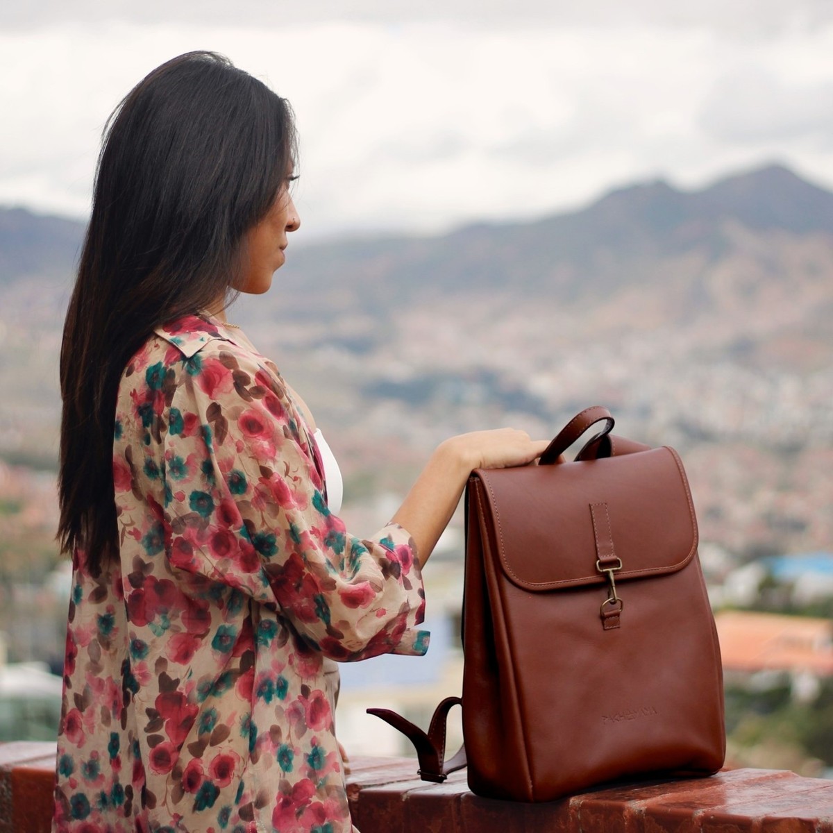 Sac à dos Pachamama présenté en extérieur