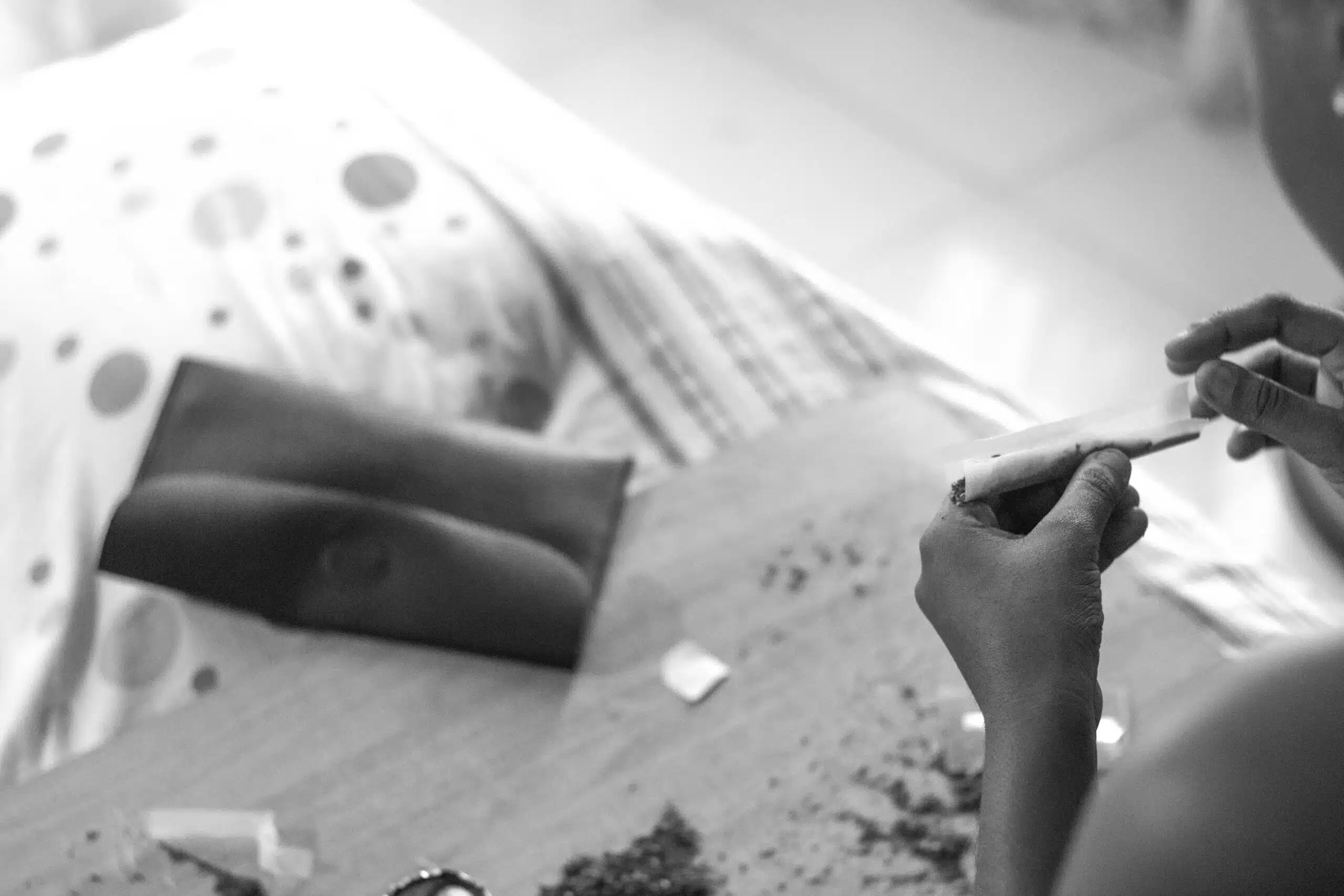 une personne roulant sa cigarette