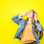 Une femme en veste en jean