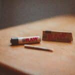 cigarette, briquet et feuilles à rouler