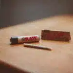 cigarette, briquet et feuilles à rouler