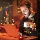 un homme naviguant sur internet depuis son ordinateur portable