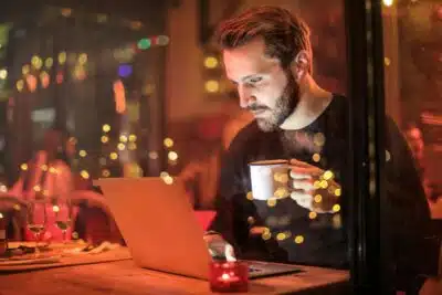 un homme naviguant sur internet depuis son ordinateur portable
