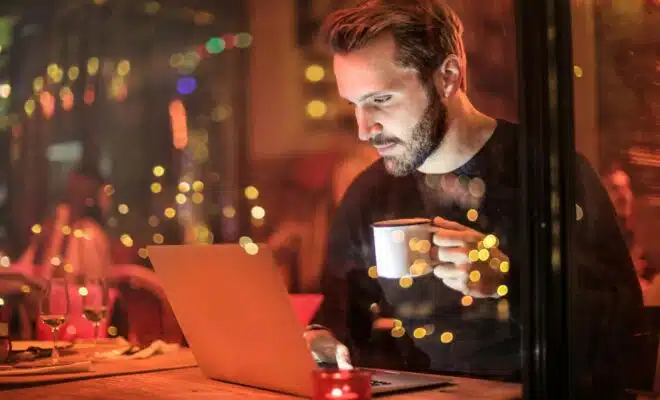 un homme naviguant sur internet depuis son ordinateur portable