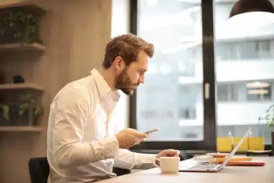 un homme travaillant sur son ordinateur