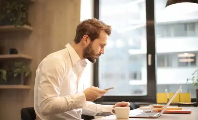 un homme travaillant sur son ordinateur