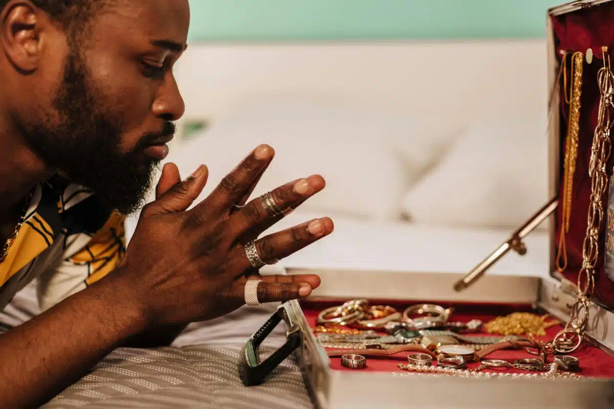 un homme regardant des bijoux exposés