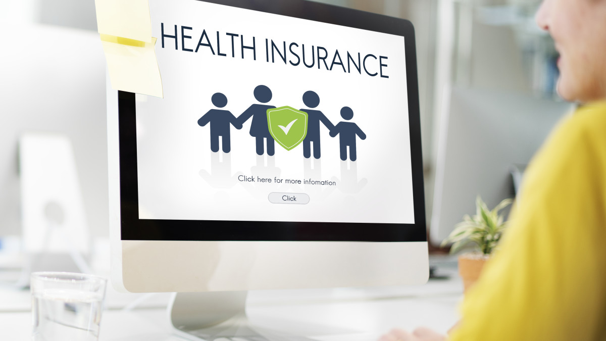 Une femme est à la recherche d'une mutuelle santé en ligne.