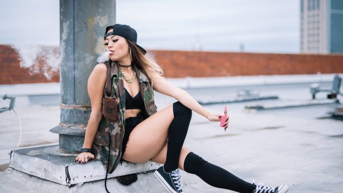 vaping-girl-2766315_1280