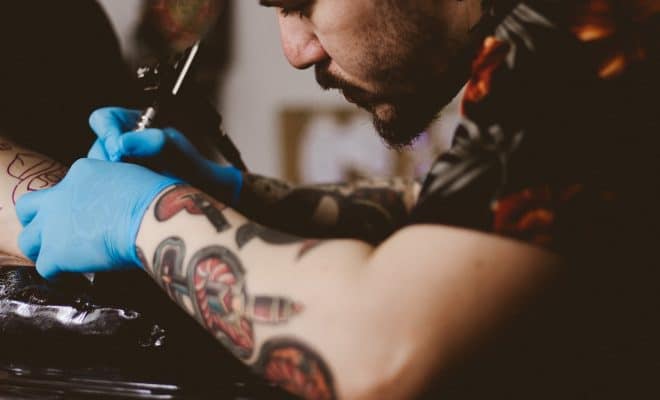 Est-il possible de se faire tatouer l'intérieur de la lèvre ?